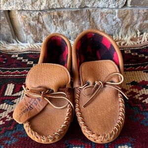 Vintage LL Bean Womens USA
Handmade Leather Moose Hide
Moccasins Loafers